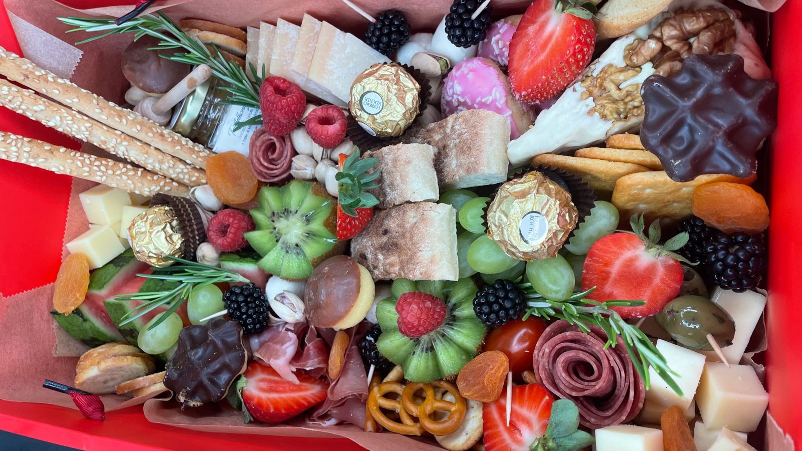 Buffet mit Käse, Wurst und Antipasti
